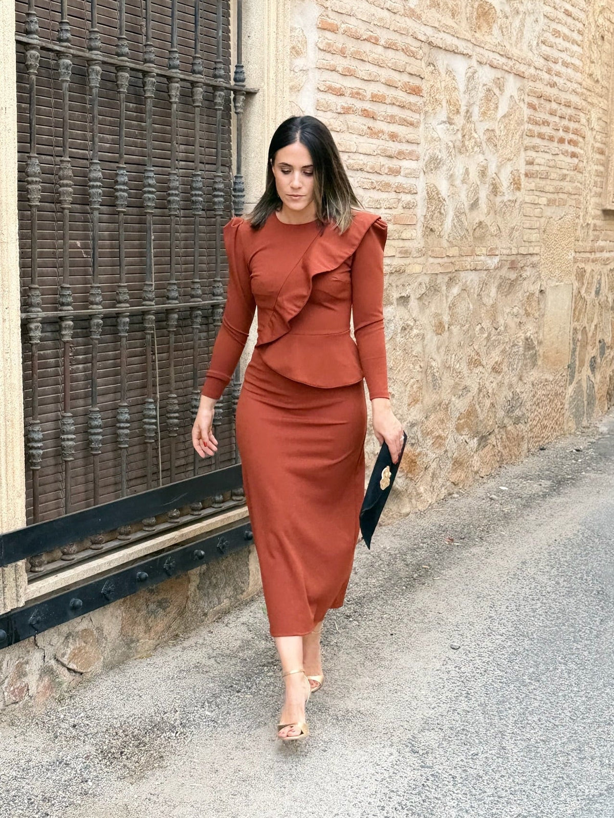 Vestido midi teja con volante | Izara